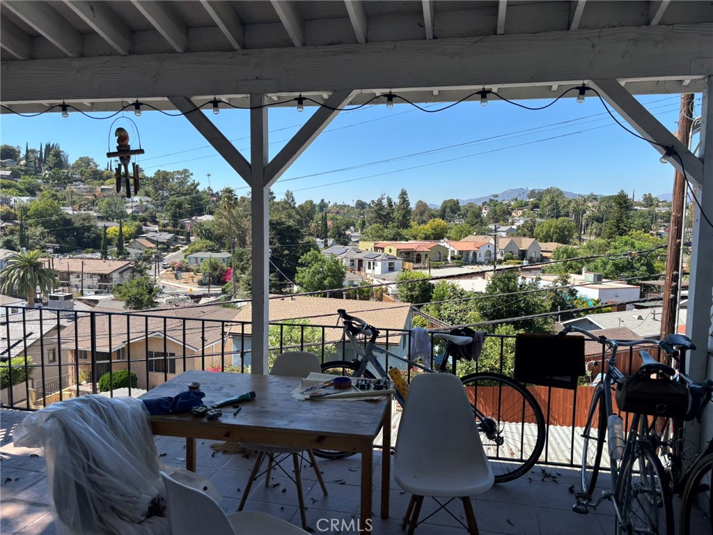 https://media.crmls.org/medias/1f075d09-a2b9-4f25-8549-eef6264a7f6a.jpg?preset=X-Large