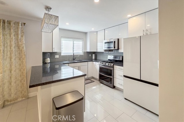 Detail Gallery Image 7 of 23 For 1156 San Rafael #2,  Glendale,  CA 91202 - 2 Beds | 2 Baths