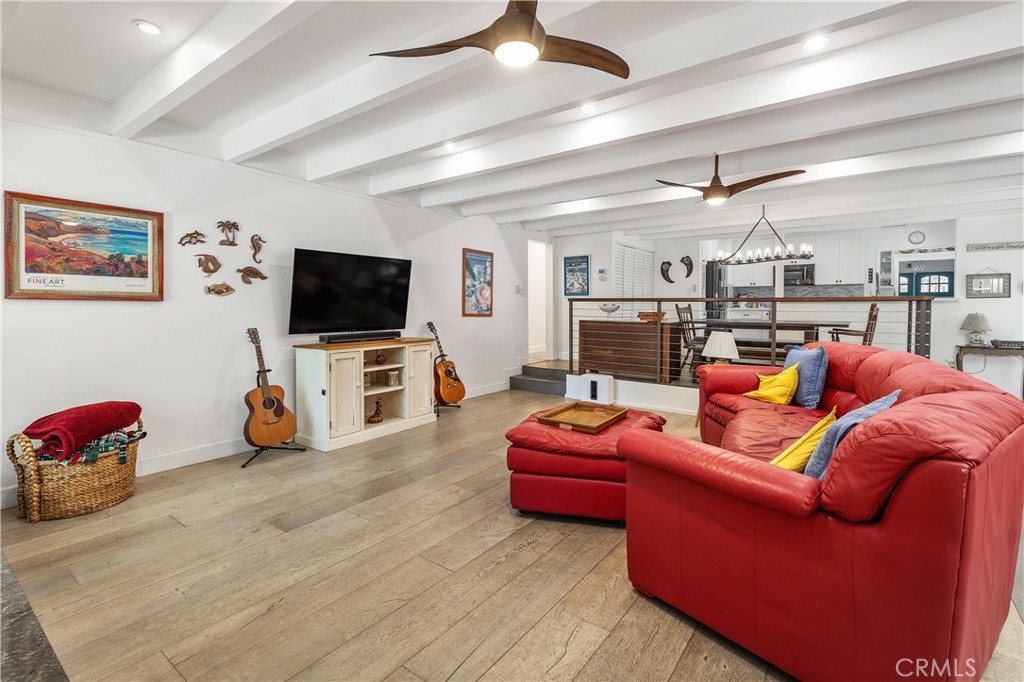 https://media.crmls.org/medias/1f0a10ec-67cf-4e7f-bcc2-cfeec09feb7e.jpg?preset=X-Large