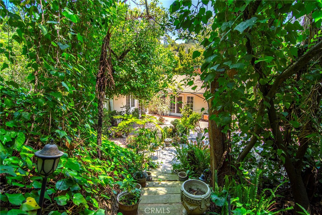 https://media.crmls.org/medias/1f0af734-26bf-4445-9e2c-e41e9f745e50.jpg?preset=X-Large