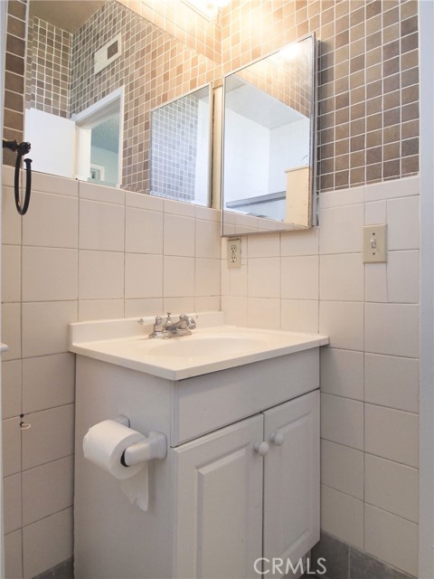 601 S Newhope Street, Santa Ana CA: https://media.crmls.org/medias/1f0b975a-d0ea-4873-b4a7-38640aa5b9e4.jpg