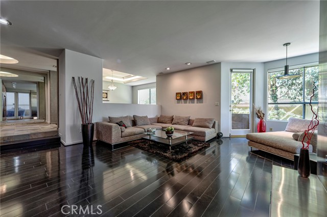 12841 Bloomfield Street, Studio City CA: https://media.crmls.org/medias/1f0bfd68-5b2c-403f-9090-47a84173efb3.jpg