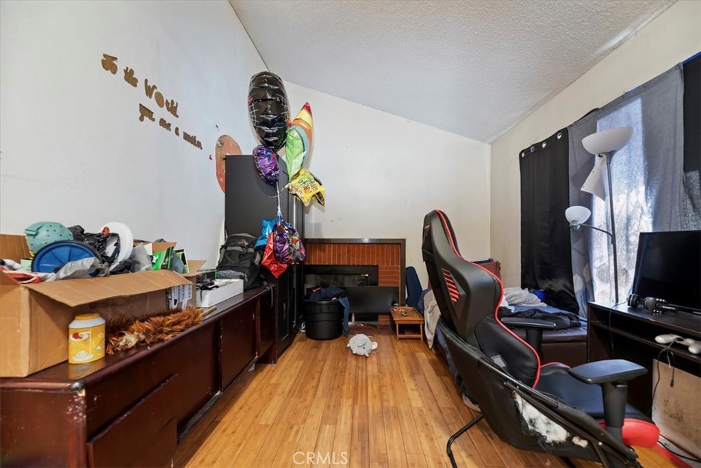 https://media.crmls.org/medias/1f0dbc75-50ac-4069-bc55-5e06679f4267.jpg?preset=X-Large