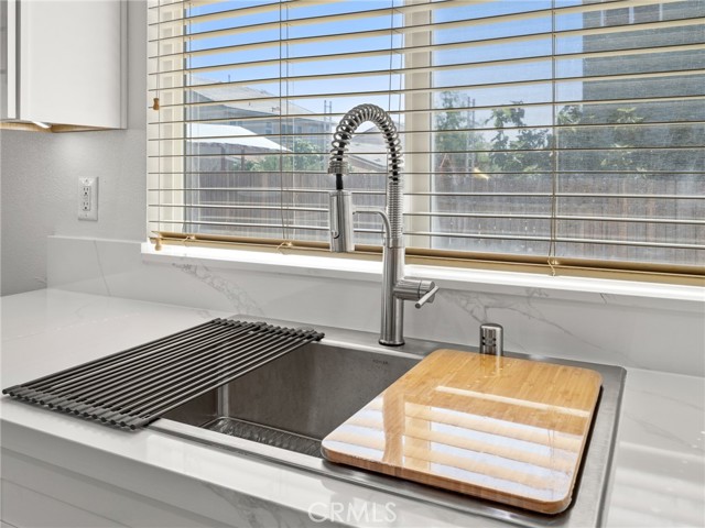 Detail Gallery Image 7 of 25 For 14580 Phoenix St, Victorville,  CA 92394 - 4 Beds | 3 Baths