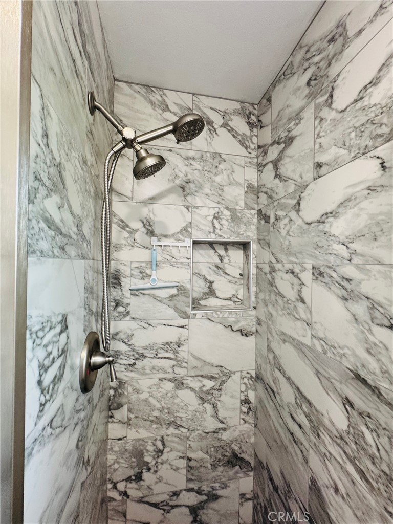https://media.crmls.org/medias/1f0f6639-a8f4-4f7d-82dc-a6ec1d158a76.jpg?preset=X-Large