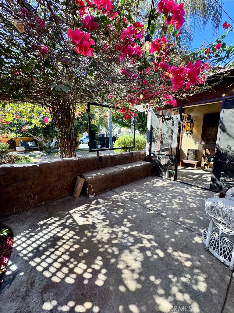 https://media.crmls.org/medias/1f10e2c1-4f97-4c7b-8c37-40b796278707.jpg?preset=X-Large