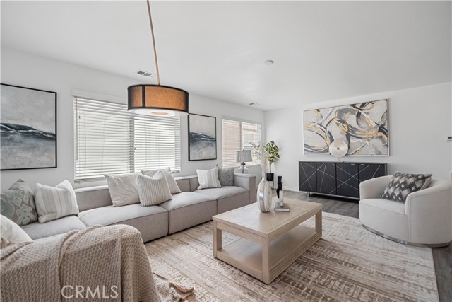 1512 E Nocta Privado, Ontario CA: https://media.crmls.org/medias/1f114bbc-dae4-48ef-9feb-7c992a7cf517.jpg