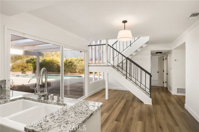 925 Eastglen photo 18