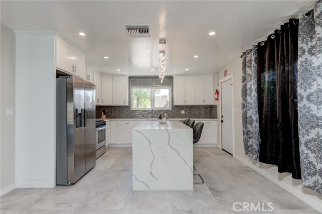 Detail Gallery Image 11 of 51 For 19847 Arminta St, Winnetka,  CA 91306 - 5 Beds | 3 Baths