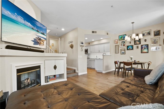 2348 Sunningdale Drive, Tustin CA: https://media.crmls.org/medias/1f15040f-5584-4418-9538-30f01cca3cc1.jpg