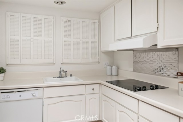933 Avenida Majorca, Laguna Woods CA: https://media.crmls.org/medias/1f1710ea-43e9-4acb-a6ff-e112fa30c251.jpg