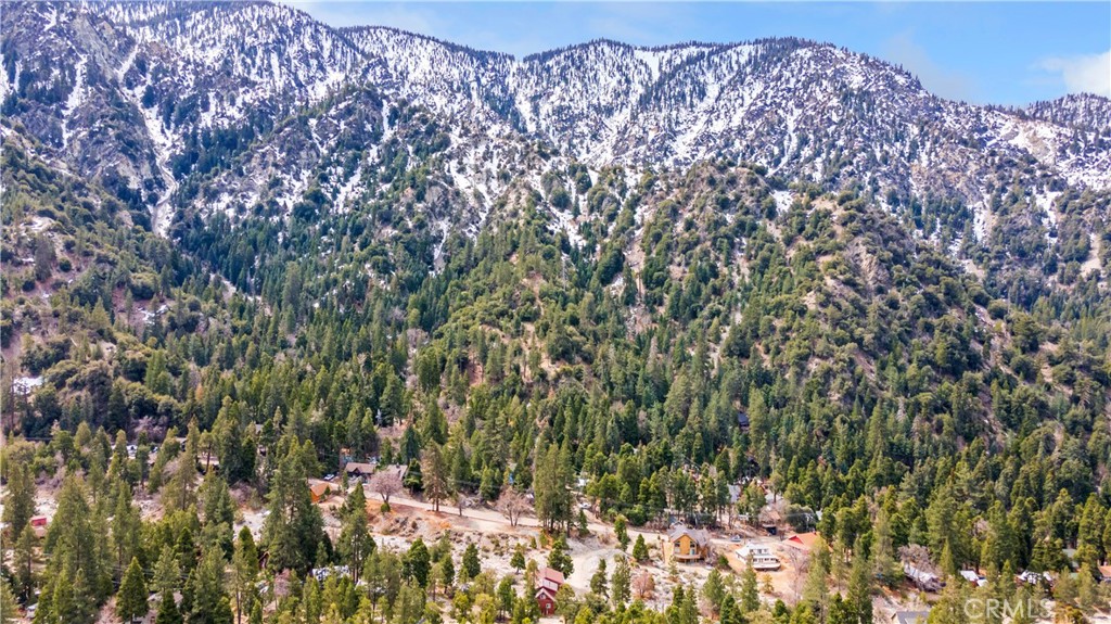 https://media.crmls.org/medias/1f181de4-adfd-450f-af25-c643f0091cd4.jpg?preset=X-Large