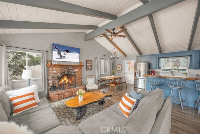 Detail Gallery Image 3 of 44 For 39054 Bayview Ln, Big Bear Lake,  CA 92315 - 3 Beds | 1/1 Baths