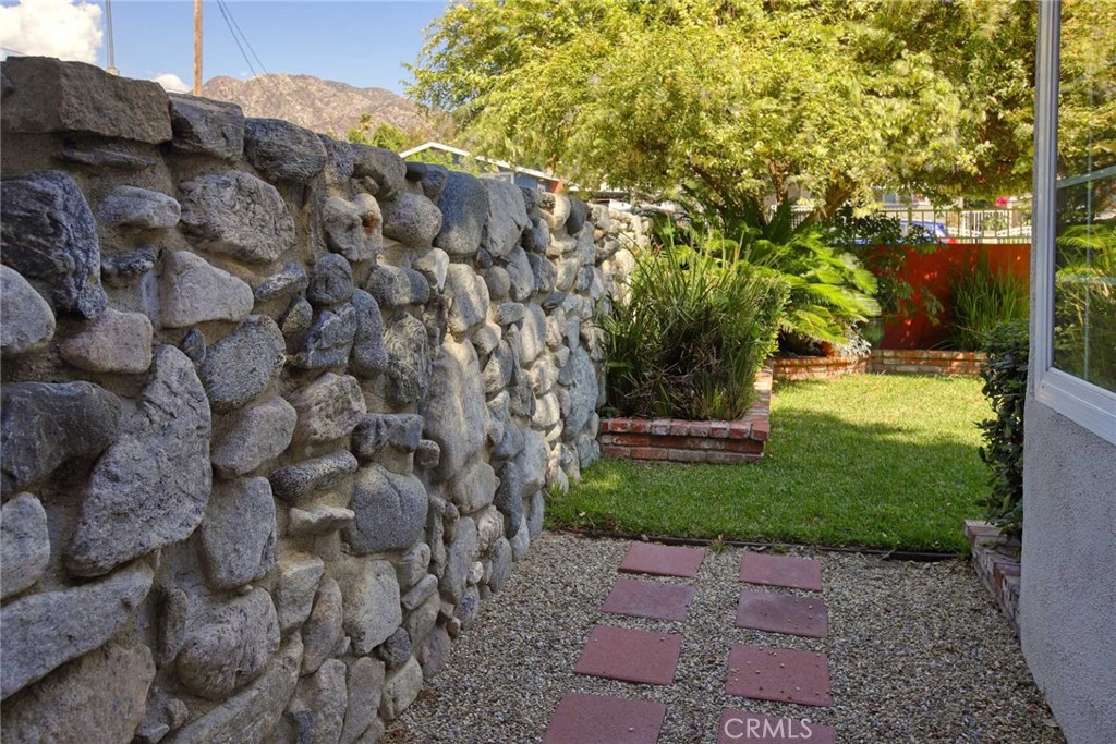 https://media.crmls.org/medias/1f1825c9-215a-4d12-92e7-a066084c2570.jpg?preset=X-Large
