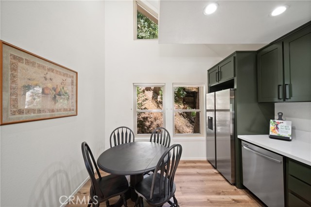 Detail Gallery Image 11 of 33 For 574 Mill Ct, Lake Arrowhead,  CA 92352 - 3 Beds | 2 Baths
