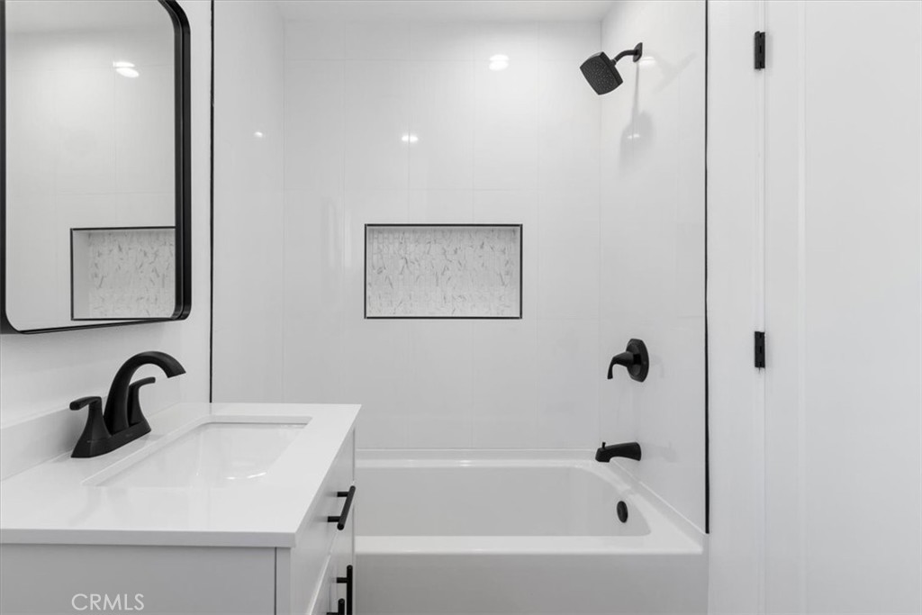 https://media.crmls.org/medias/1f241fb4-9a33-4491-8f8f-7848595612f2.jpg?preset=X-Large