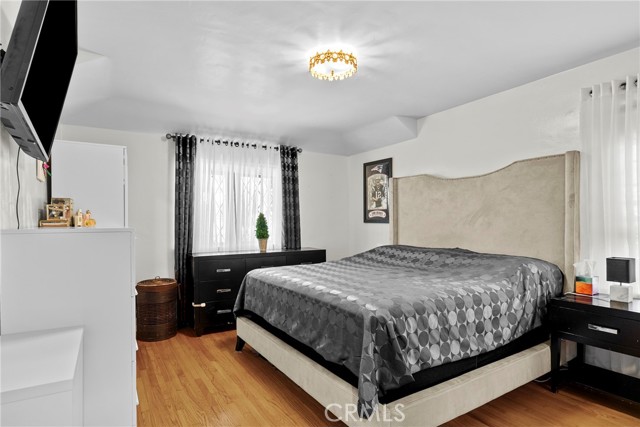 1046 E Grinnell Drive, Burbank CA: https://media.crmls.org/medias/1f2c7755-bd66-49ba-868e-a039bd9056ce.jpg