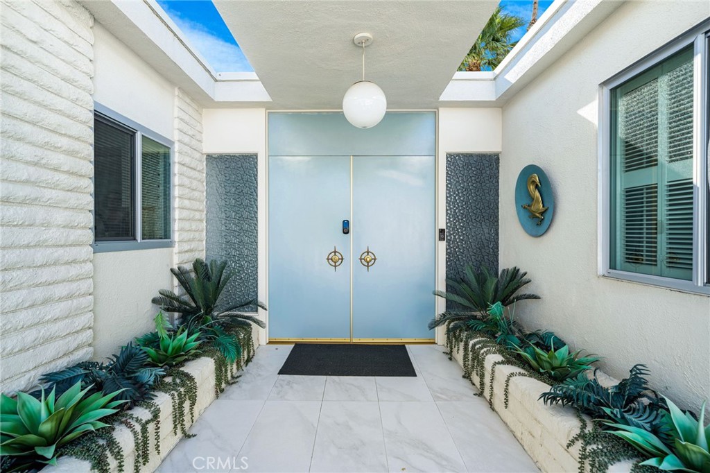 https://media.crmls.org/medias/1f2c9850-fb89-448a-856d-24a0556fedd1.jpg?preset=X-Large
