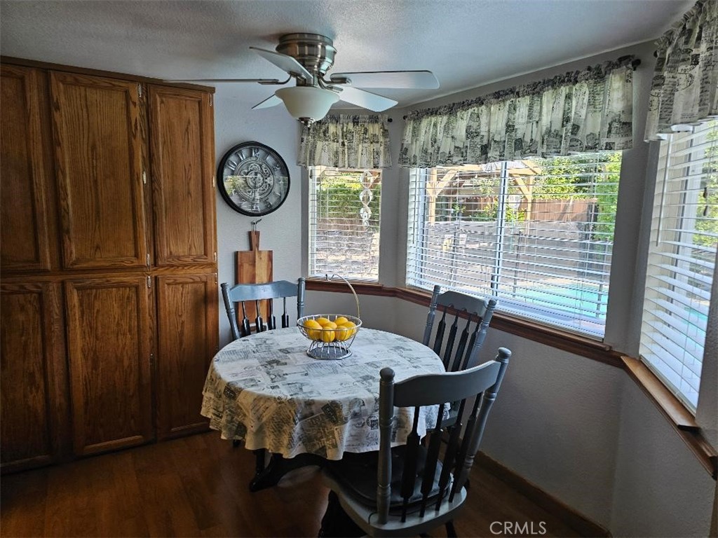 https://media.crmls.org/medias/1f2d0402-9e26-4dcd-b19d-9798b58bfc5e.jpg?preset=X-Large