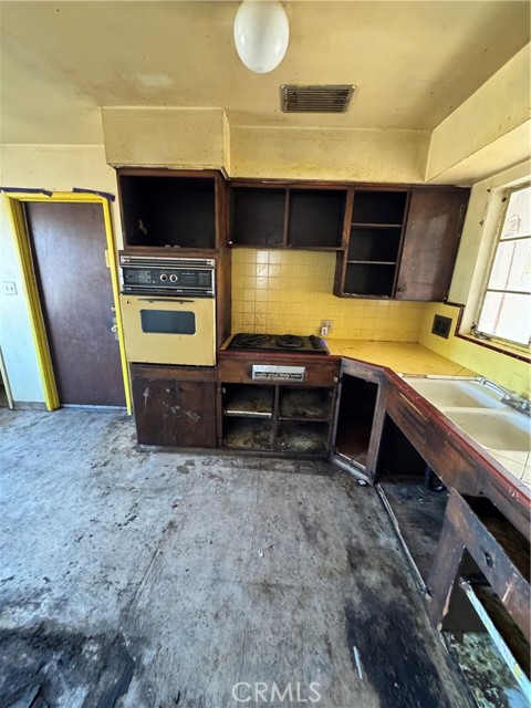 Detail Gallery Image 5 of 27 For 5703 E Hampton, Fresno,  CA 93727 - 3 Beds | 1 Baths