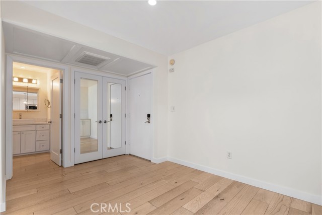 Image 20 of 33 For 5257 Radford Ave  101