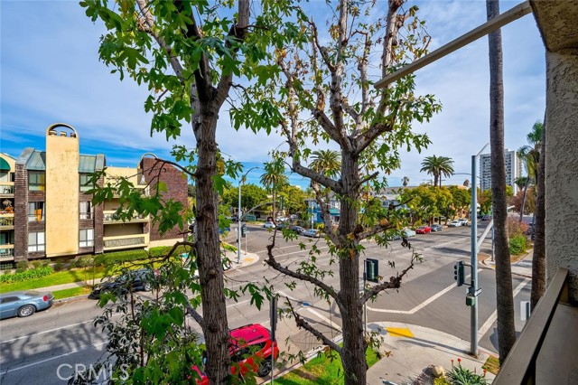 645 Chestnut Avenue, Long Beach CA: https://media.crmls.org/medias/1f4030d8-5cd9-4532-9a41-f24d4d95bad4.jpg