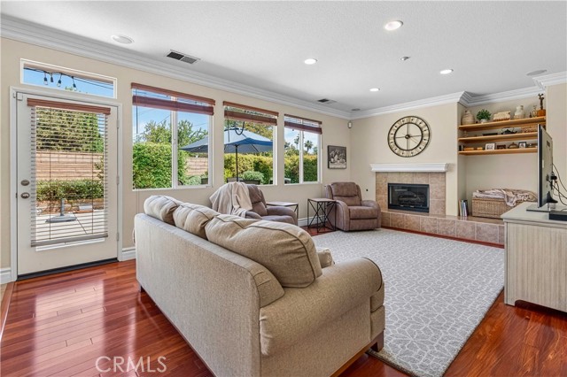 Detail Gallery Image 3 of 29 For 21803 Delany Ln, Canoga Park,  CA 91304 - 3 Beds | 3 Baths