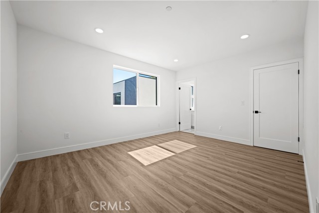 Detail Gallery Image 20 of 28 For 6700 Kester Ave, Van Nuys,  CA 91405 - 4 Beds | 4 Baths