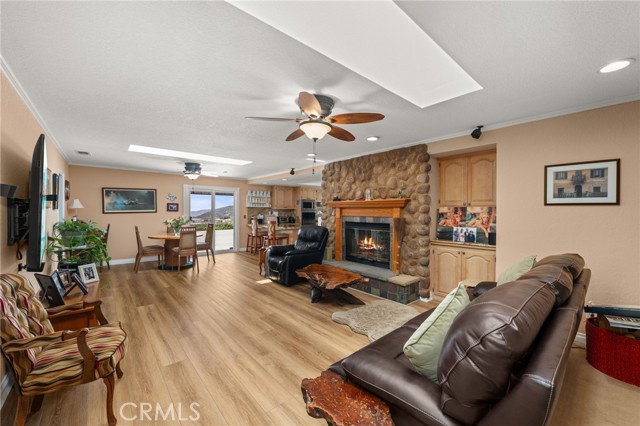 36608 Oak Ridge Drive, Yucaipa CA: https://media.crmls.org/medias/1f458196-40df-4b3c-ab4d-8525c3505d64.jpg