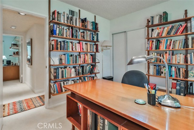 9845 Encino Avenue, Northridge CA: https://media.crmls.org/medias/1f472f96-bedb-46dd-9656-f5157310f77b.jpg