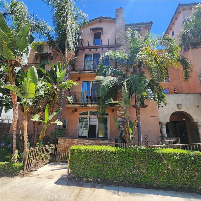10862 Bloomfield Street, Toluca Lake CA: https://media.crmls.org/medias/1f47def8-053f-46c8-961a-f20142c89e3c.jpg