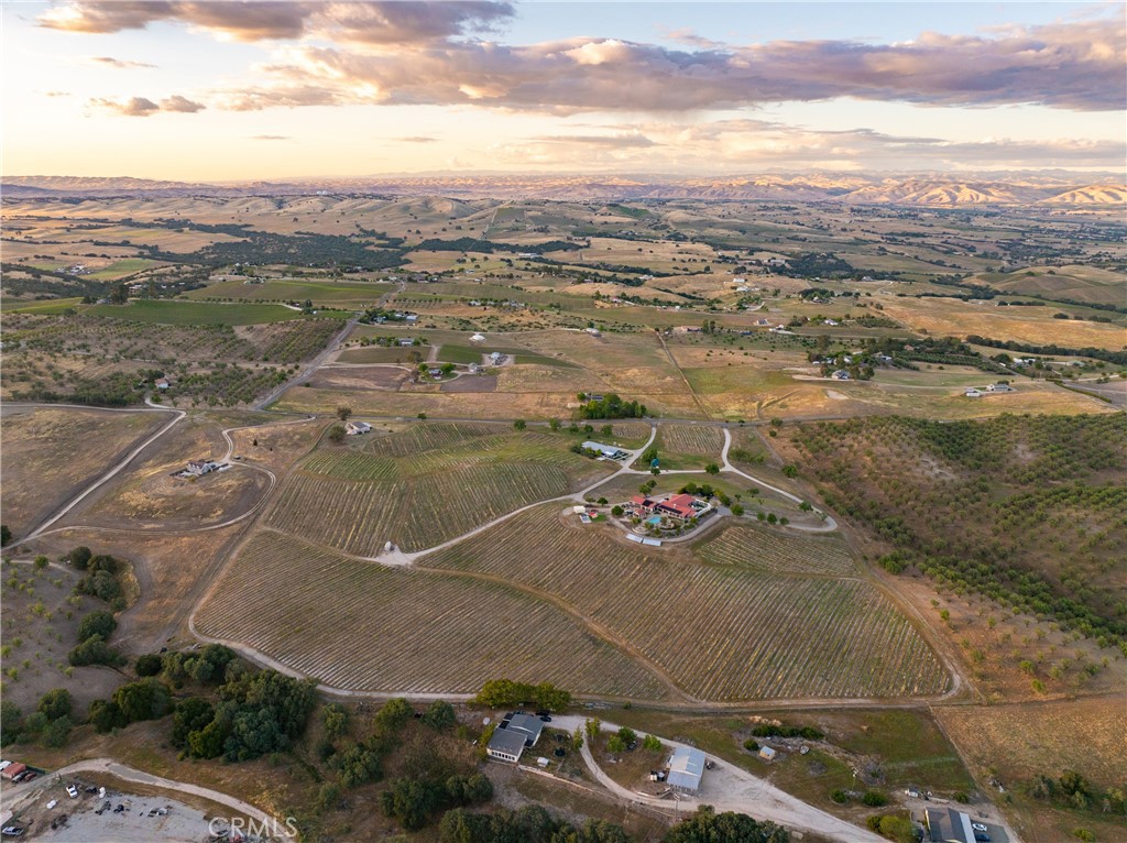 https://media.crmls.org/medias/1f49c058-7bf8-4768-819a-3ca188942f27.jpg?preset=X-Large