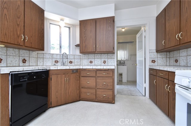 Detail Gallery Image 10 of 23 For 5625 Matilija Ave, Valley Glen,  CA 91401 - 2 Beds | 2 Baths