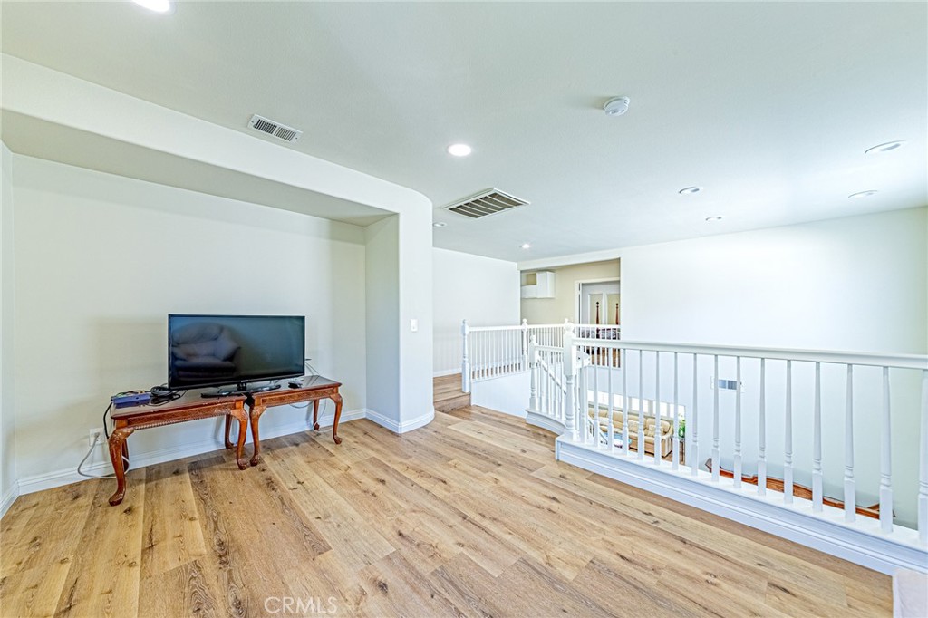 https://media.crmls.org/medias/1f4d95b3-3110-4203-ab26-f1c7ccf39351.jpg?preset=X-Large