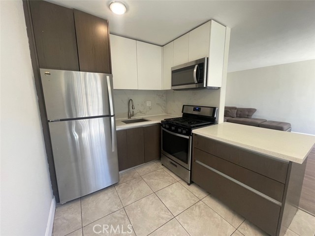 Detail Gallery Image 6 of 13 For 1250 W 37th St #3,  Los Angeles,  CA 90007 - 2 Beds | 1 Baths