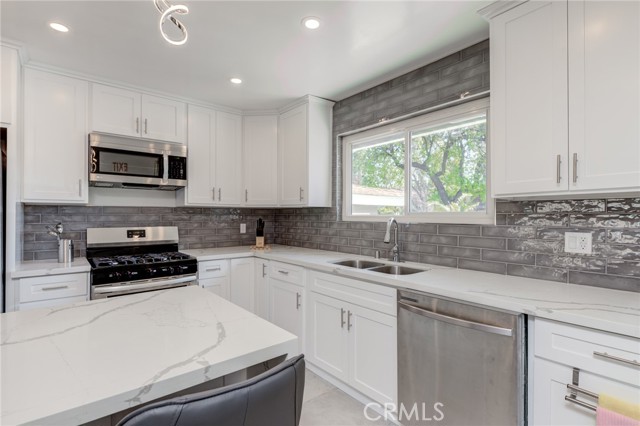 Detail Gallery Image 13 of 51 For 19847 Arminta St, Winnetka,  CA 91306 - 5 Beds | 3 Baths