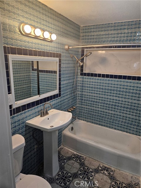 Detail Gallery Image 11 of 16 For 3373 Los Flores Bld, Lynwood,  CA 90262 - 3 Beds | 2 Baths