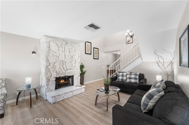 Detail Gallery Image 14 of 56 For 215 Hawk Ln, Palmdale,  CA 93551 - 3 Beds | 3 Baths