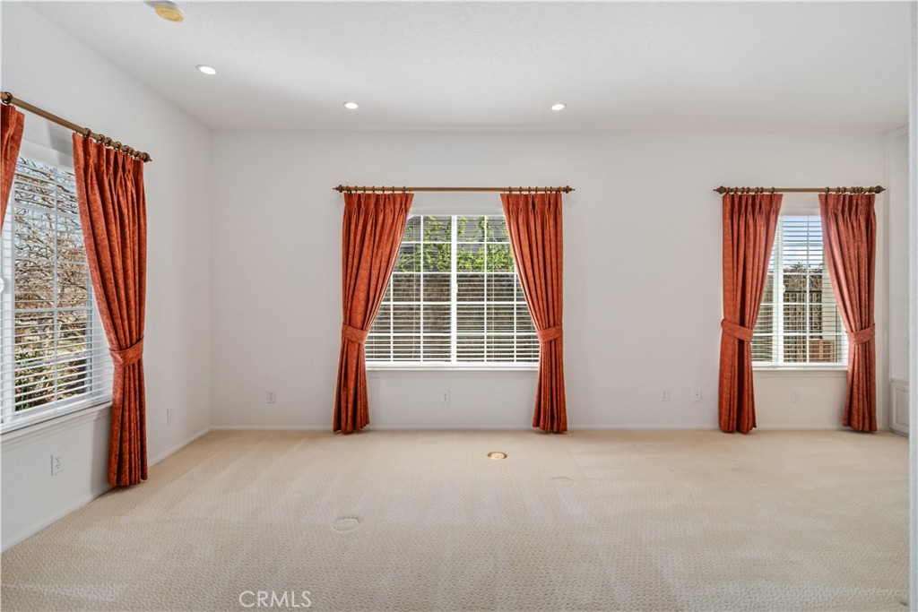 https://media.crmls.org/medias/1f53bc88-b92b-49ff-ae49-4e24160b50ec.jpg?preset=X-Large