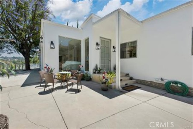 Detail Gallery Image 2 of 25 For 5353 Shirley, Tarzana,  CA 91356 - 5 Beds | 4 Baths