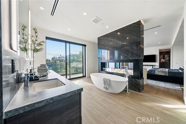 1947 Glencoe Way, Los Angeles CA: https://media.crmls.org/medias/1f5676b3-7d08-4f76-8145-fa12b3334642.jpg