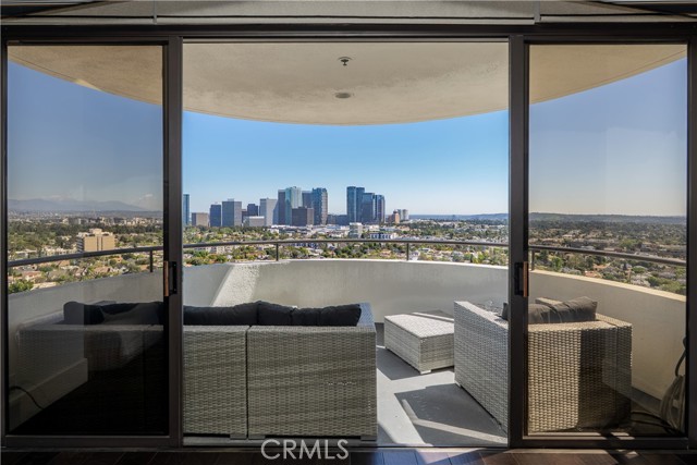 Detail Gallery Image 8 of 11 For 10560 Wilshire Bld #1706,  Los Angeles,  CA 90024 - 1 Beds | 1/1 Baths