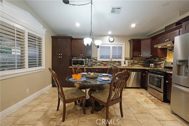 328 Manzanita Court, Ontario CA: https://media.crmls.org/medias/1f56d059-c59b-419d-b6b7-a7605ee7497e.jpg