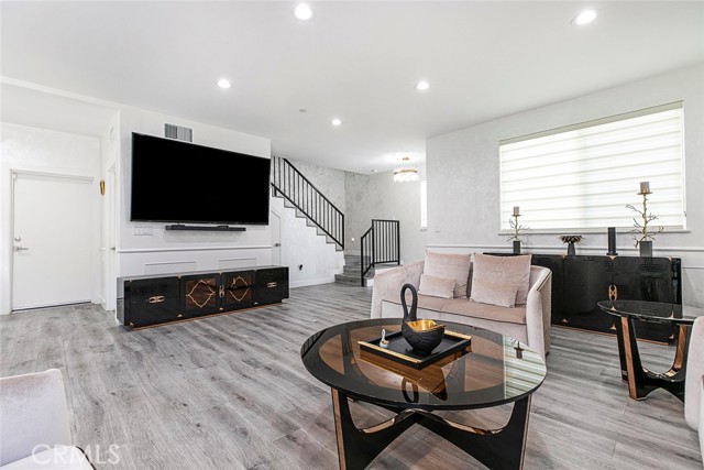 Detail Gallery Image 1 of 52 For 9124 N Nilo Ln, Panorama City,  CA 91402 - 4 Beds | 3/1 Baths