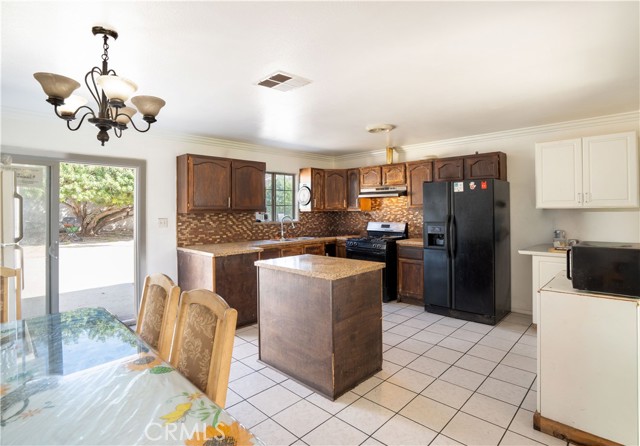 Detail Gallery Image 6 of 23 For 11044 Borden Avenue, Pacoima,  CA 91331 - 7 Beds | 4 Baths