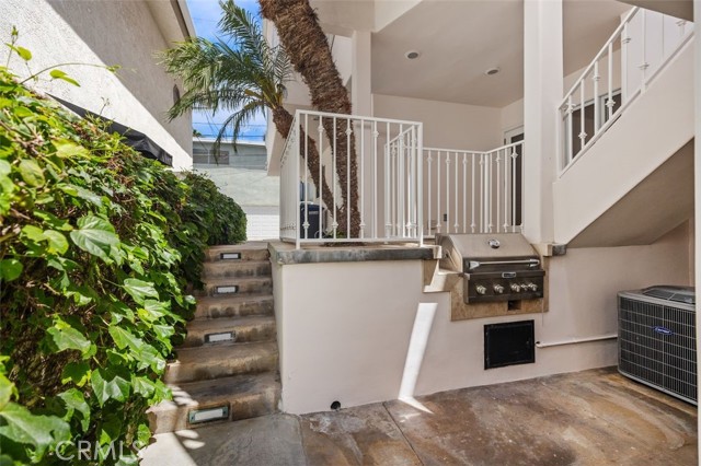 Detail Gallery Image 2 of 52 For 318 Jasmine Ave #B,  Corona Del Mar,  CA 92625 - 3 Beds | 3/1 Baths