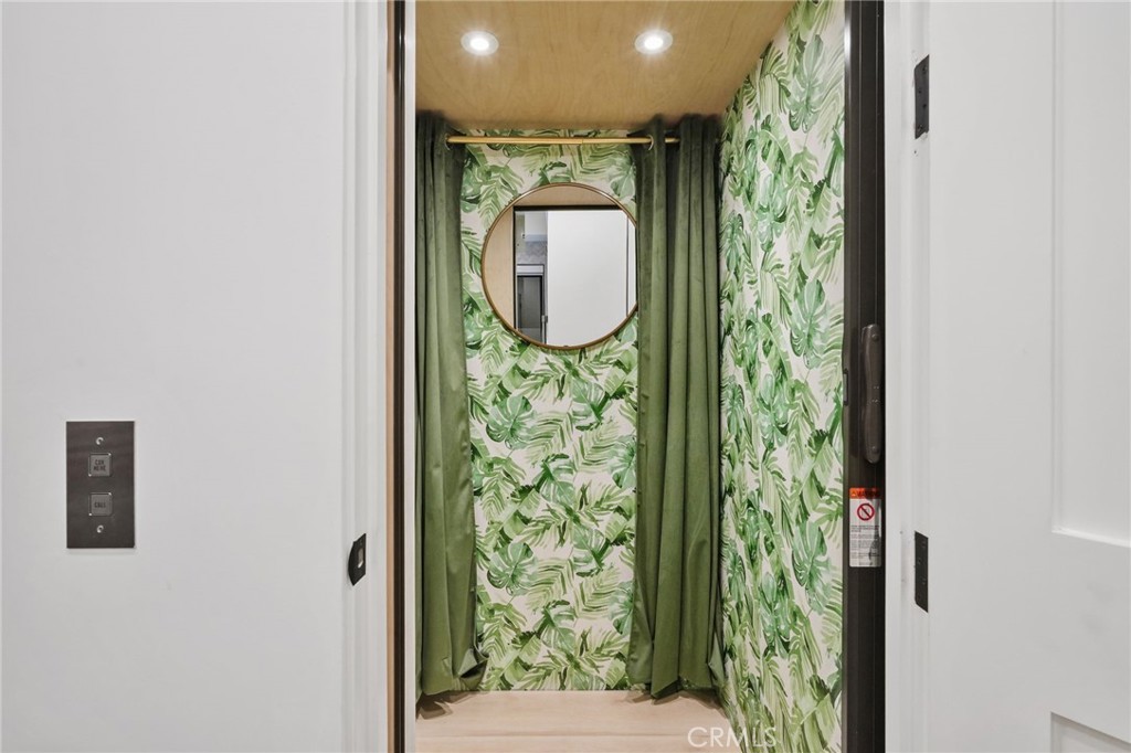 https://media.crmls.org/medias/1f5e08bc-07bd-48f6-97e9-f1a6e5de369c.jpg?preset=X-Large