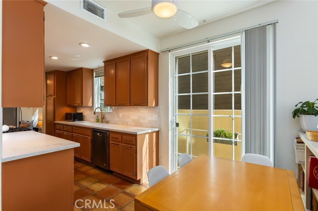 Detail Gallery Image 23 of 55 For 11445 Moorpark, Studio City,  CA 91602 - 2 Beds | 2/1 Baths