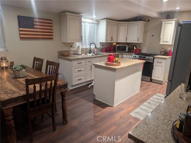 Detail Gallery Image 4 of 13 For 815 E Magnolia, Burbank,  CA 91501 - 4 Beds | 2 Baths