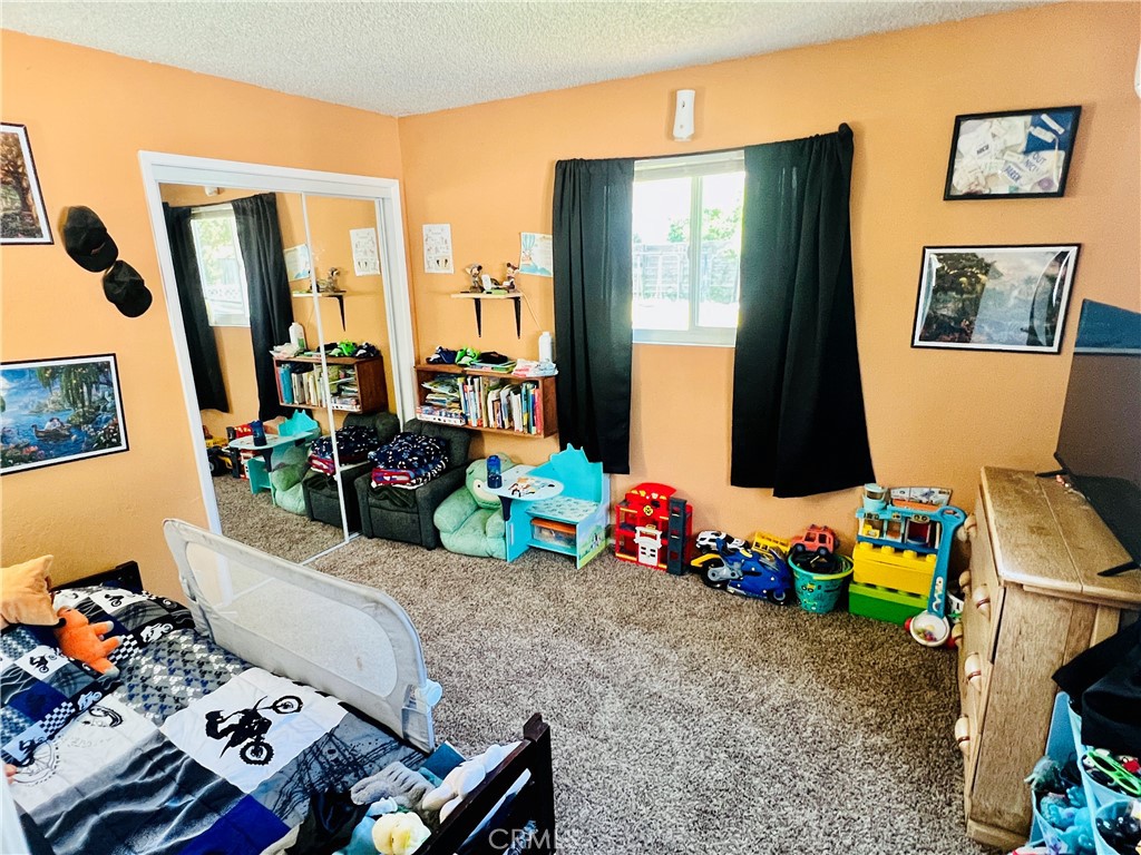https://media.crmls.org/medias/1f6e86d6-0a9f-40d6-a4d2-28387c6a2375.jpg?preset=X-Large